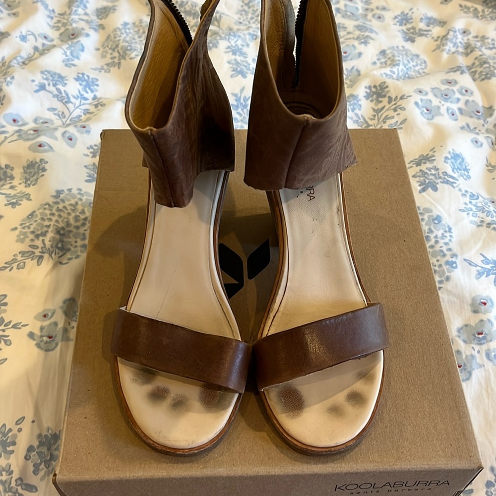 Koolaburra By Ugg Womens 8 brown Leather Cuffed Sandal. GUC